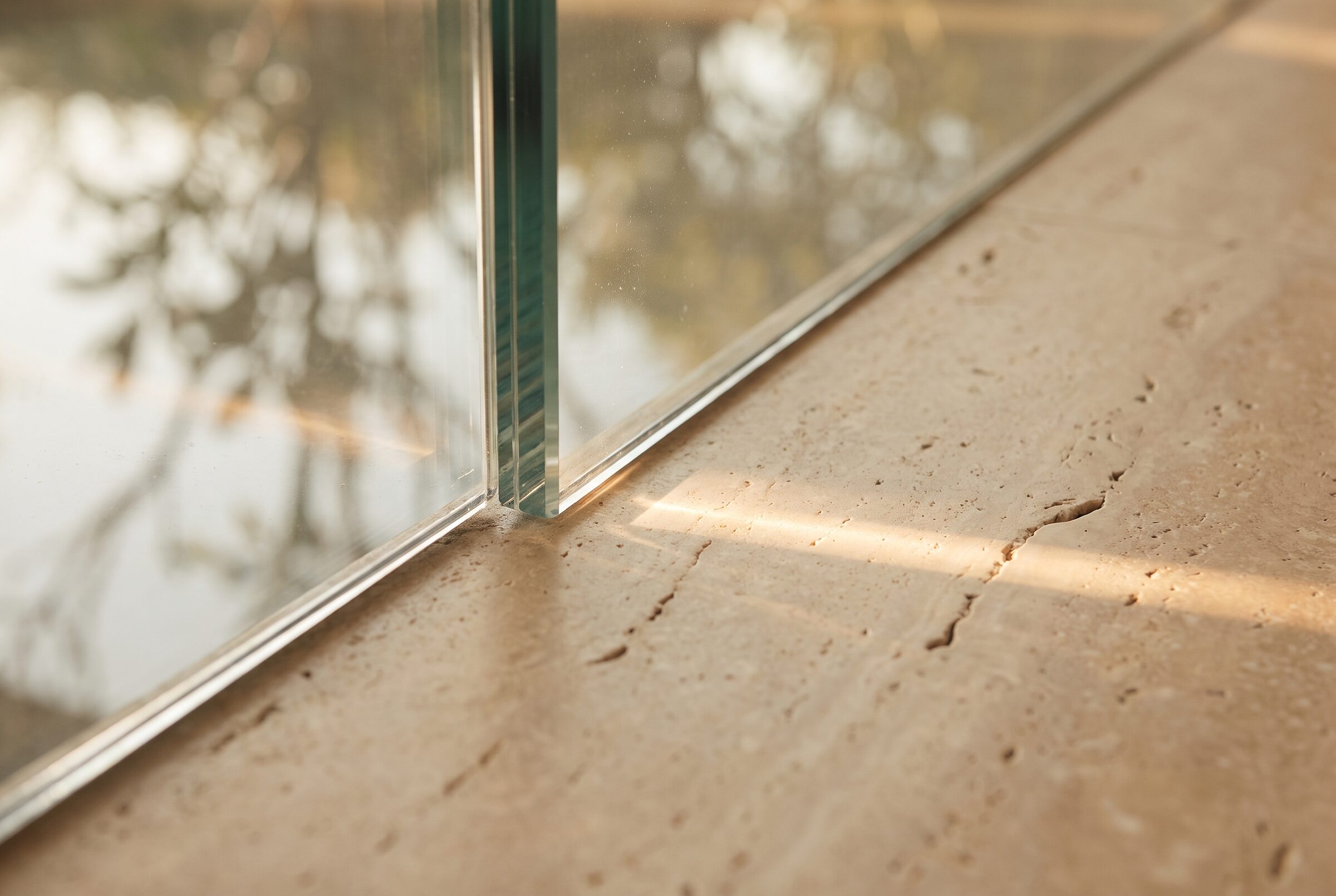 Weißglas in Bronzerahmen.
